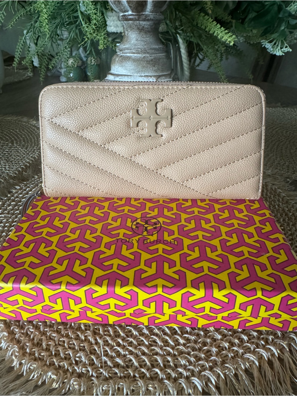 Nwot Tory Burch Quilted Metallic Beige Zip Wallet Soft Leather - Elegant